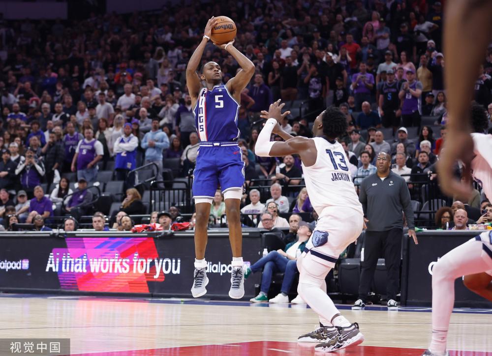 他第一次穿 他第一次穿